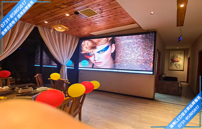 长沙望城区月亮岛某田园餐馆接待大厅LED显示屏