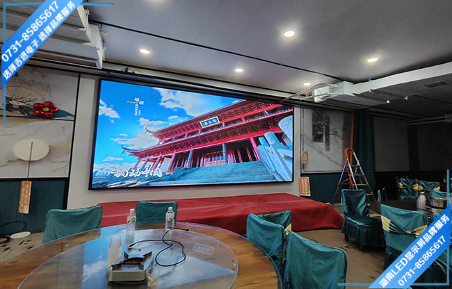 长沙岳麓区桃花岭某田园餐馆接待大厅LED显示屏